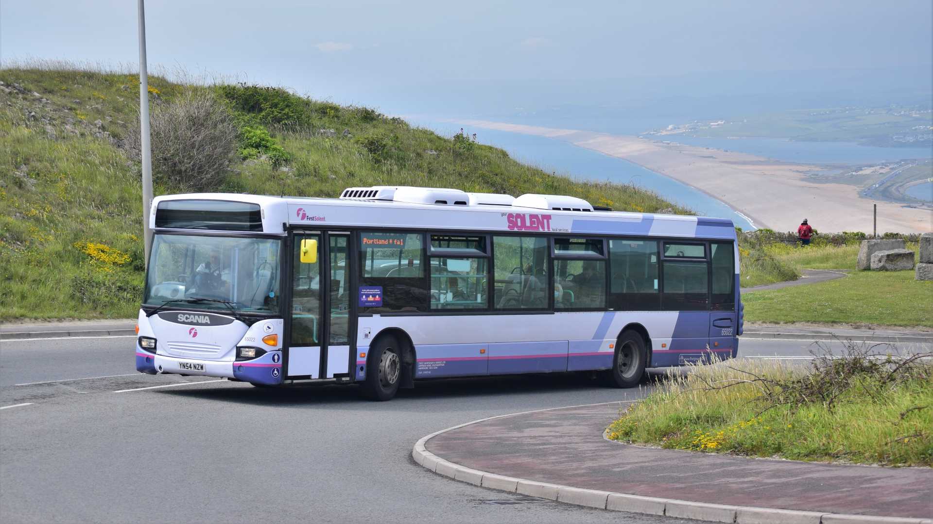 Scania OmniCity 65022 climbs its way up Portland from Weymouth